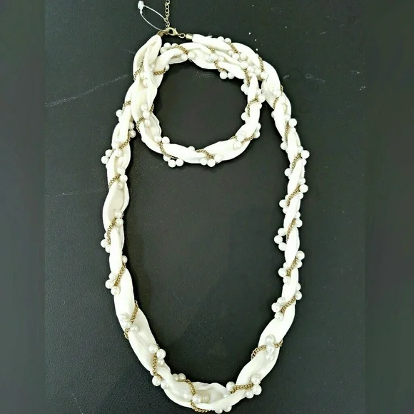 Forever 21 Gold/pearl necklace - Picture 1 of 2